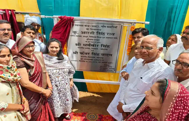 महेंद्रगढ़ के बवानिया-डुलाना में स्वास्थ्य मंत्री ने 11-11 लाख रुपये की घोषणा की