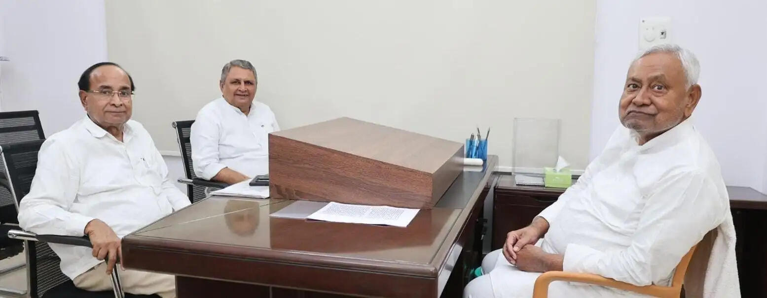 नीतीश कुमार ने पटना जिले के बाढ़ प्रभावित गांवों का लिया जायजा, उपमुख्यमंत्री सह जल संसाधन मंत्री&nbsp;से की चर्चा