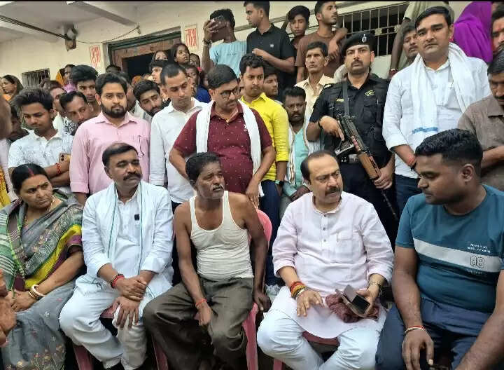 शहीद जवान मनीष के घर पहुंच सांसद व पूर्व विधायक ने जताई संवेदना