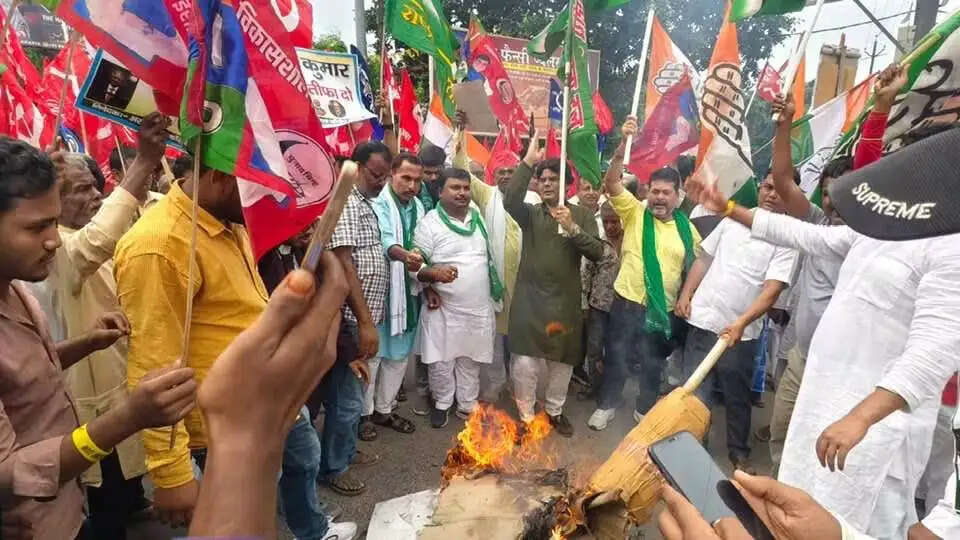सीईसी के खिलाफ विपक्षी दलों का विरोध मार्च,किया गया पुतला दहन