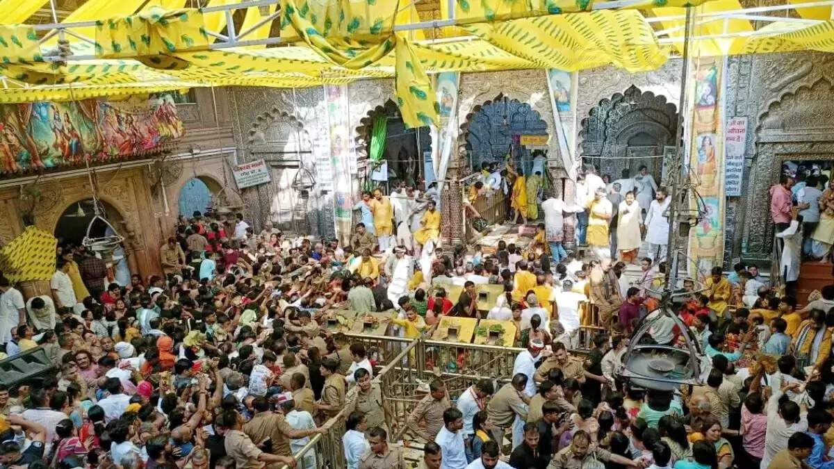 नए साल पर रेलिंग से गुजरकर अपने आराध्य बिहारी जी के दर्शन करेंगे श्रद्धालु