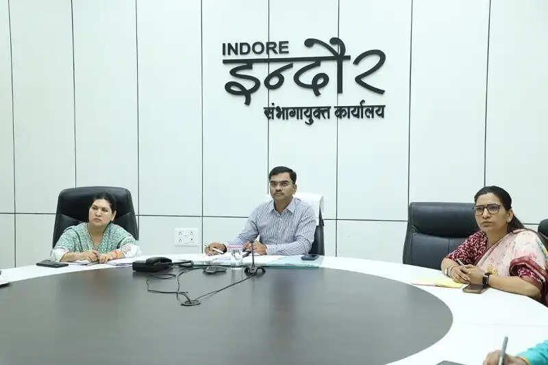 इंदौरः संभागायुक्त ने की अतिवर्षा और बाढ़ की स्थिति से निपटने के लिए मानसून पूर्व तैयारियों की समीक्षा