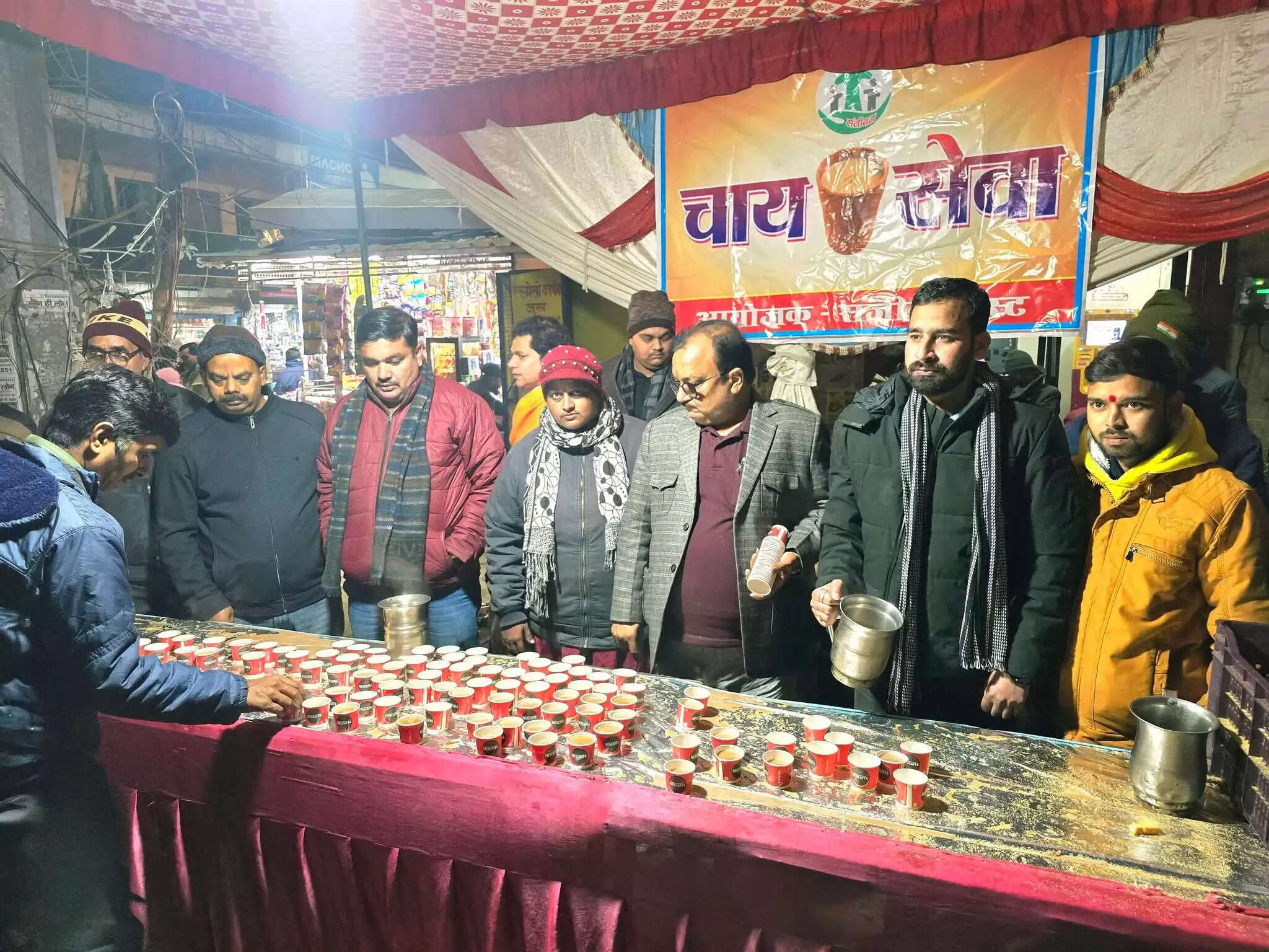 कड़ाके की ठंड में निर्धनों व असहाय का सहारा बनी 'संजीवन' चाय