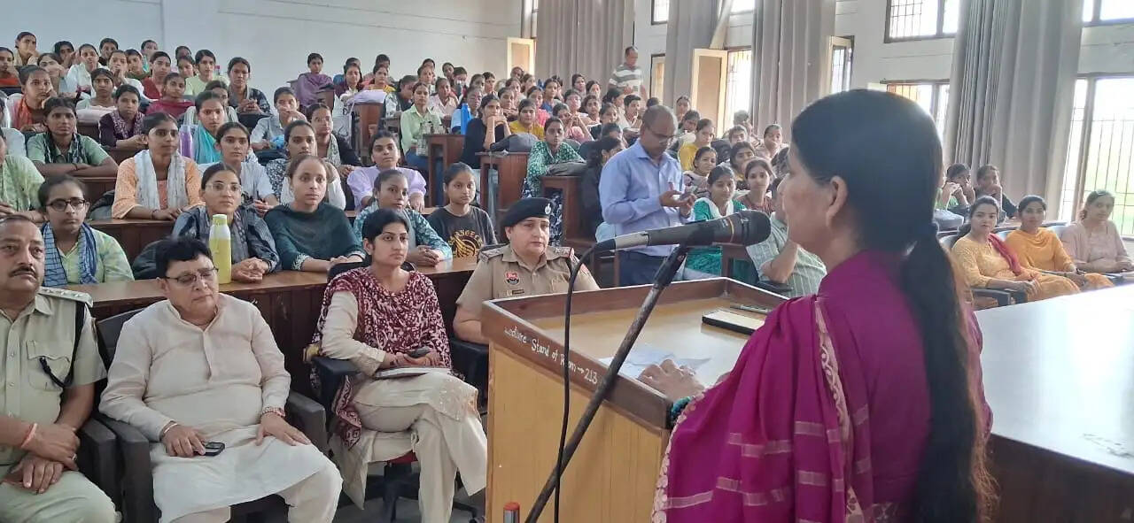 सिरसा: सकारात्मक चीजों का चुनाव कर आगे बढ़ें छात्राएं: मीना परमार