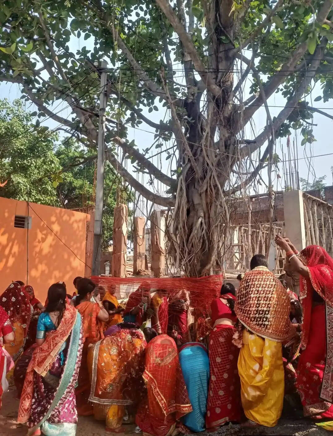 वट सावित्री व्रत पर सुहागिन महिलाओं ने की पूजा