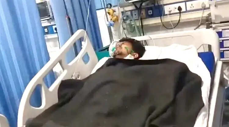 युवक पर चाकुओं से जानलेवा हमला, पांच पर मुकदमा