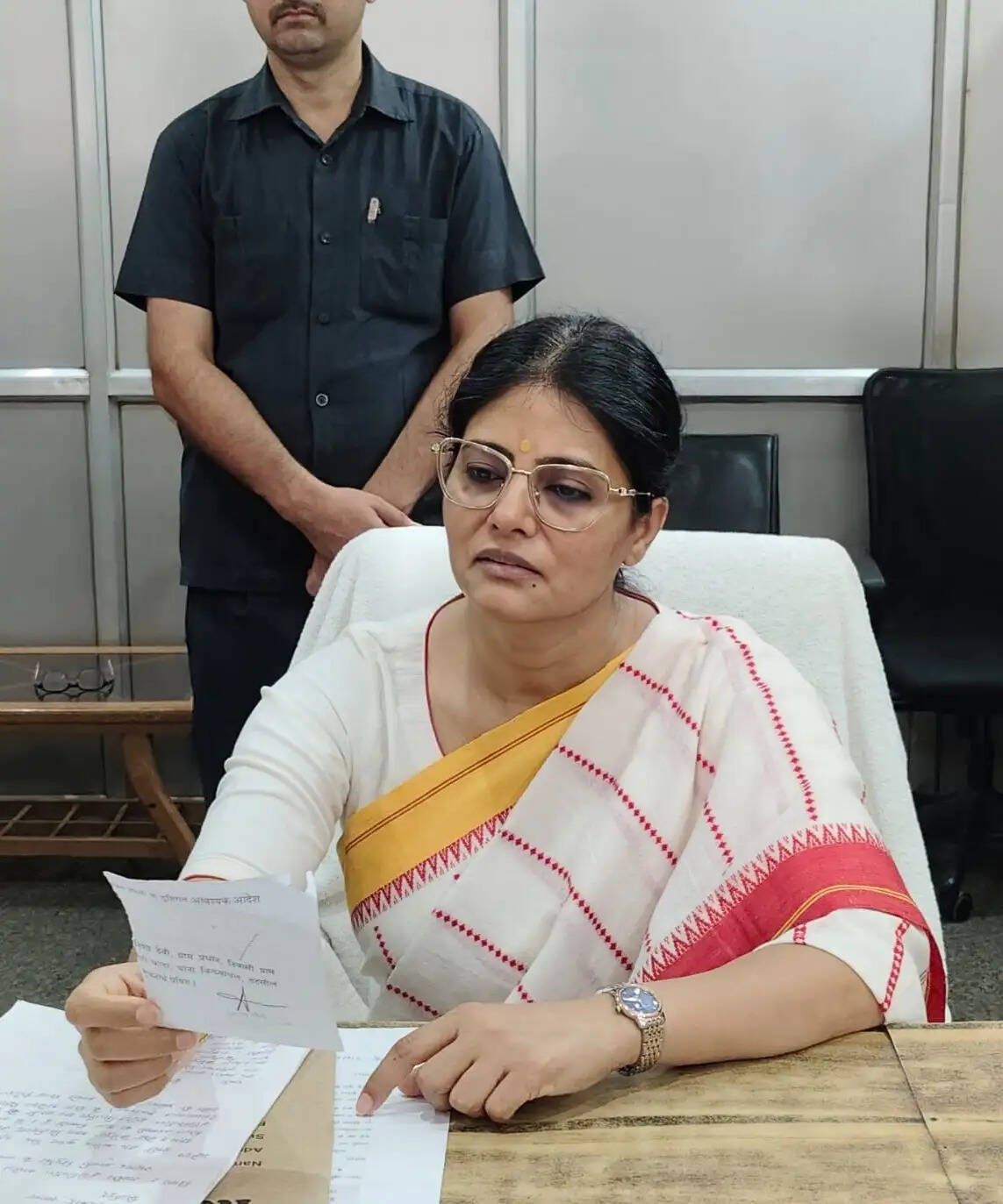ग्रामीणों की शिकायत - नल हैं, पानी नहीं पर सख्त हुईं केंद्रीय अनुप्रिया पटेल, अधिकारियों को लगाई फटकार