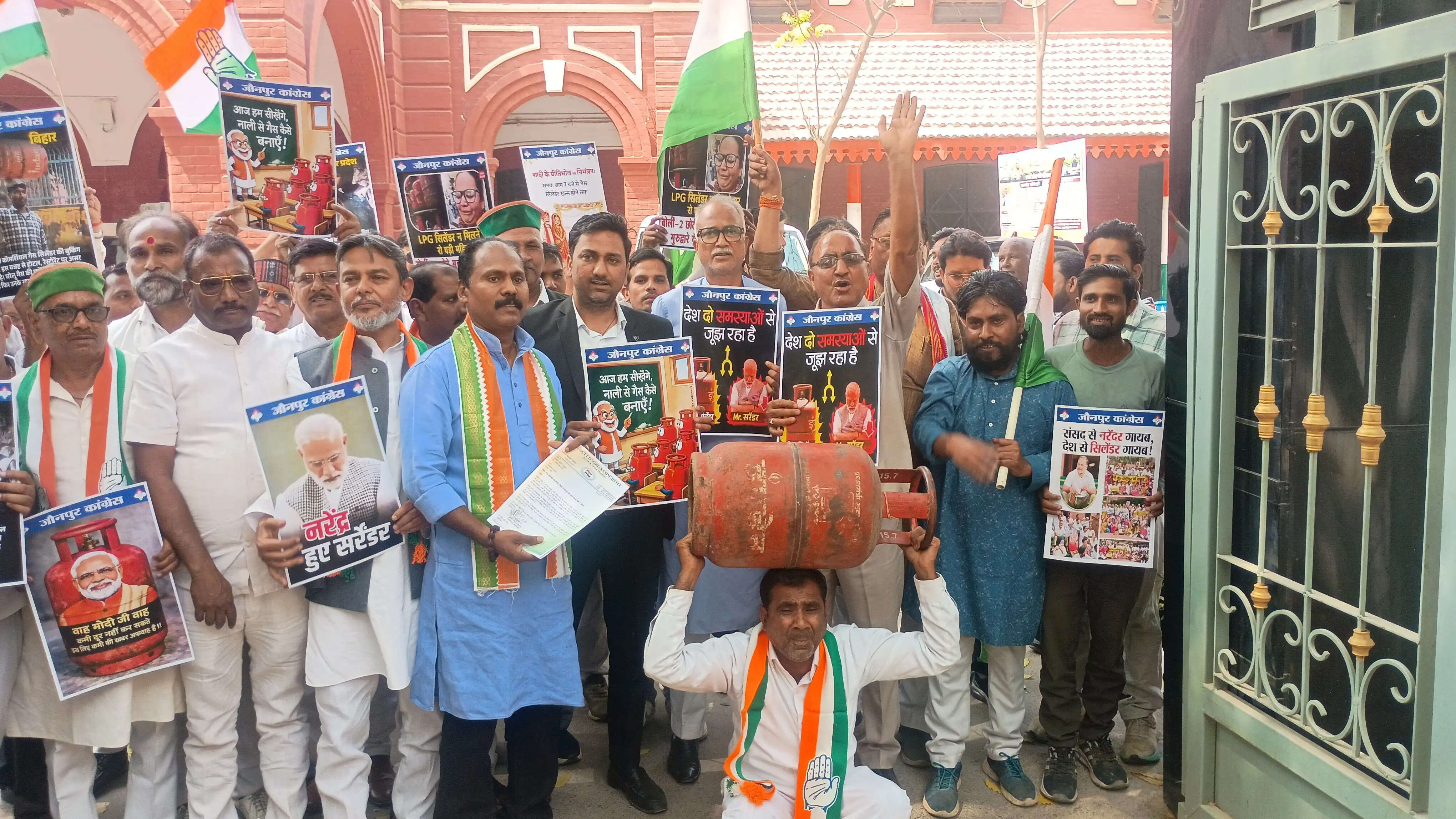 रसोई गैस संकट को लेकर कांग्रेसियों का कलेक्ट्रेट में प्रदर्शन, सौंपा ज्ञापन