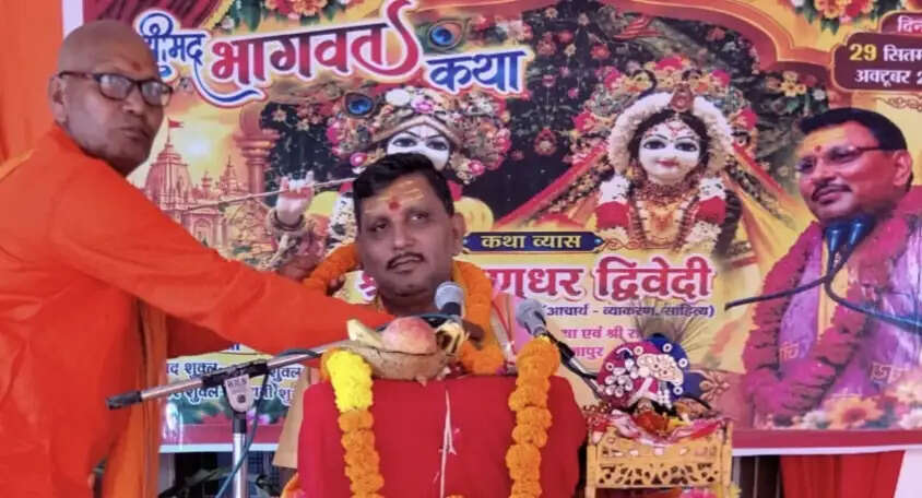 अटल भक्ति से प्रसन्न होते हैं भगवान, गुरु कृपा से खुलता है मुक्ति का मार्ग