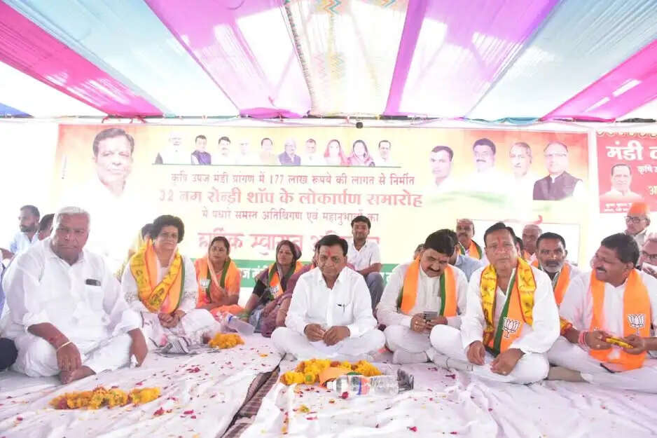 मंदसौरः उप मुख्यमंत्री देवड़ा ने कृषि उपज मंडी पिपलियामंडी में 1 करोड़ 77 लाख से निर्मित 32 दुकानों का लोकार्पण किया