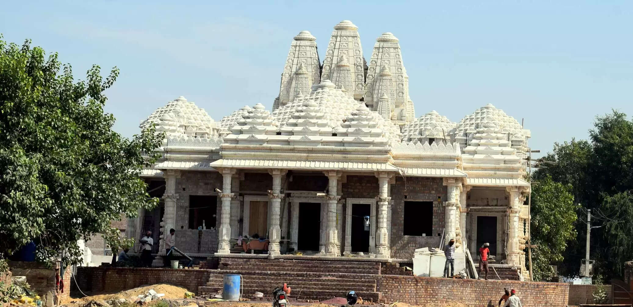 श्वेत संगमरमर पाषाण से बने गंगेश्वर पार्श्वनाथ मंदिर में प्रतिमाओं का प्रवेश 20 को, 45 फीट ऊंचें शिखरबंध मंदिर का कार्य प्रगति पर