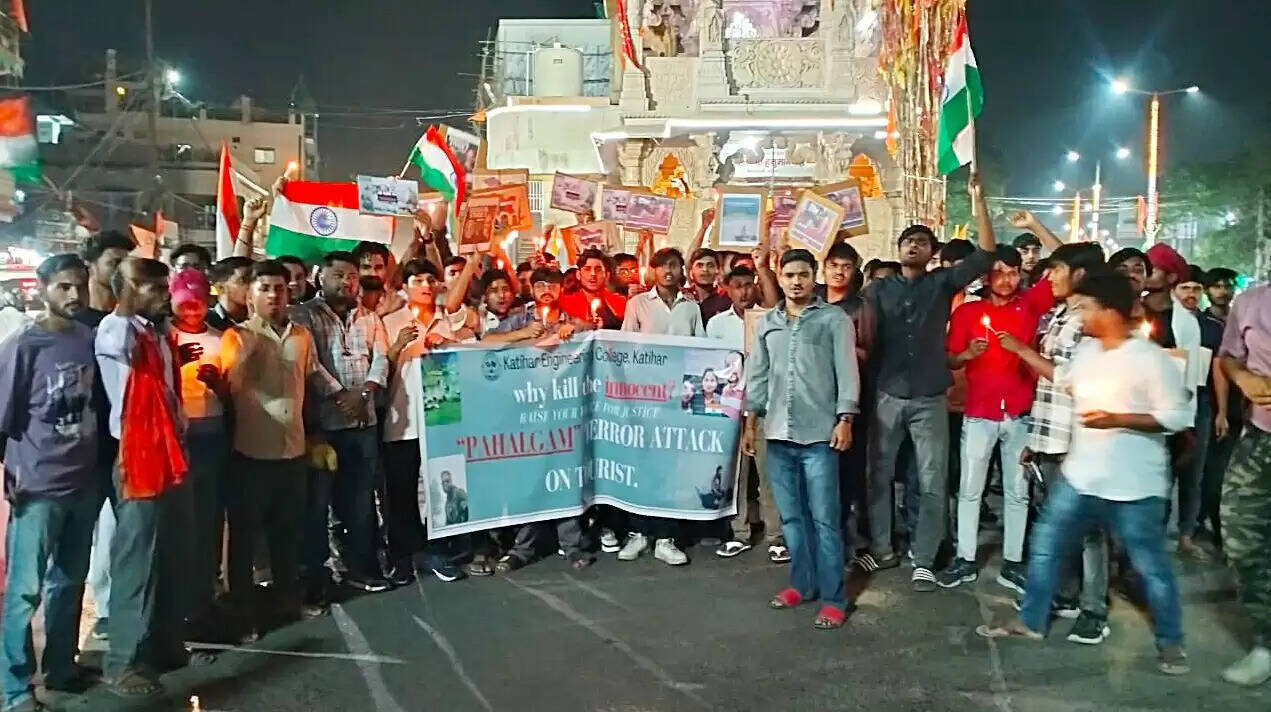 पहलगाम आतंकी हमले के विरोध में कटिहार में कैंडल मार्च