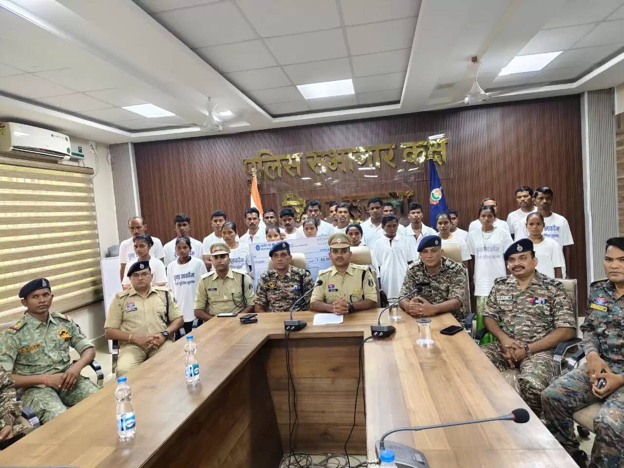 (अपडेट) छत्तीसगढ़ के सुकमा में 50 लाख के इनामी 27 नक्सलियों ने किया आत्मसमर्पण