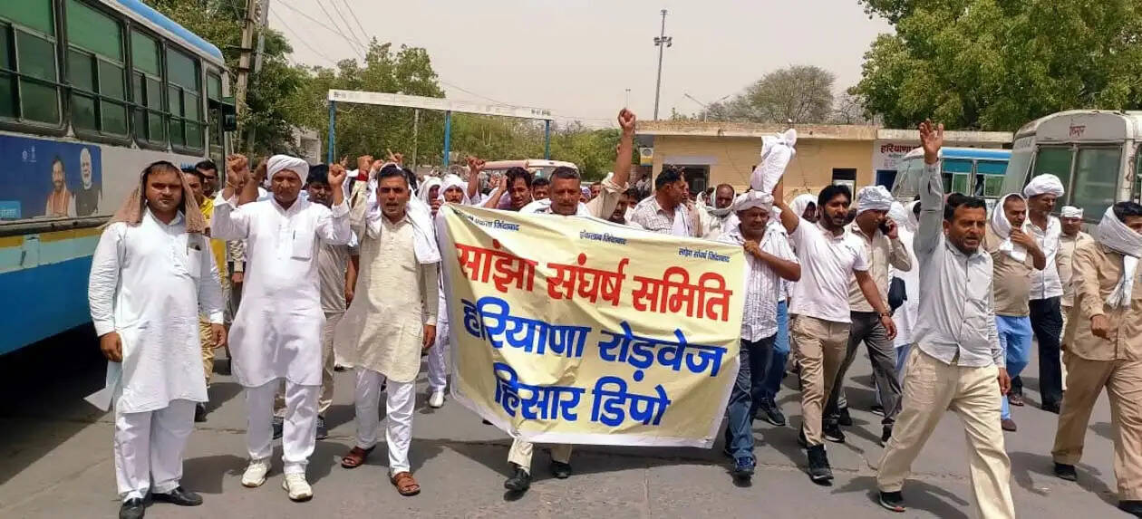 हिसार में रोडवेज कर्मचारियों ने किया चक्का जाम, यात्री हुए परेशान