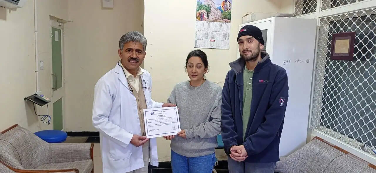 बेटा-बेटी ने पिता की मृत्यु के बाद दान की उनकी आंखें