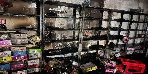 कपड़ा दुकान में लगी आग से 25 लाख रुपये का माल जला