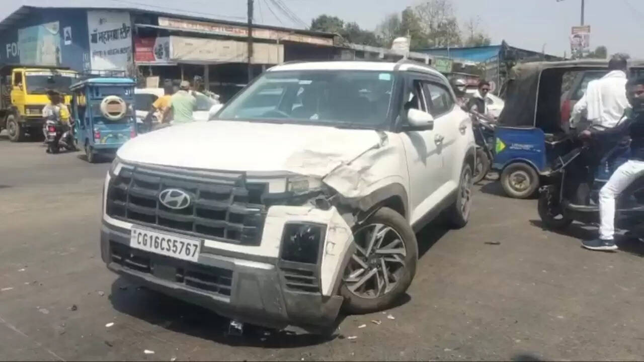 अंबिकापुर का गांधी चौक बना 'ब्लैक स्पॉट', दो कारों की जोरदार भिड़ंत, बाल-बाल बचे सवार