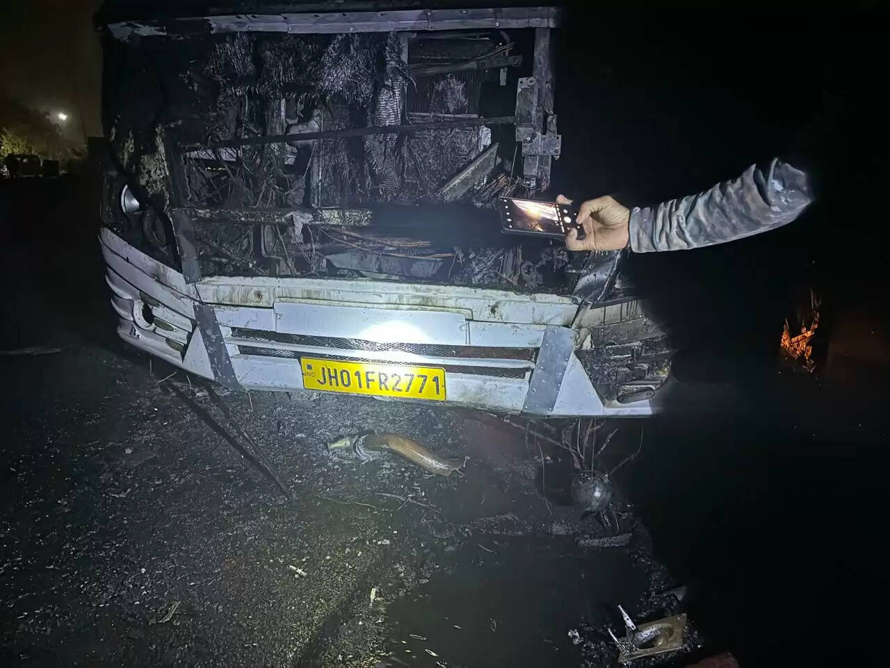 कुंभ नहाने जा रहे श्रद्धालुओं से भरी बस में लगी आग, कूद कर बचाई जान