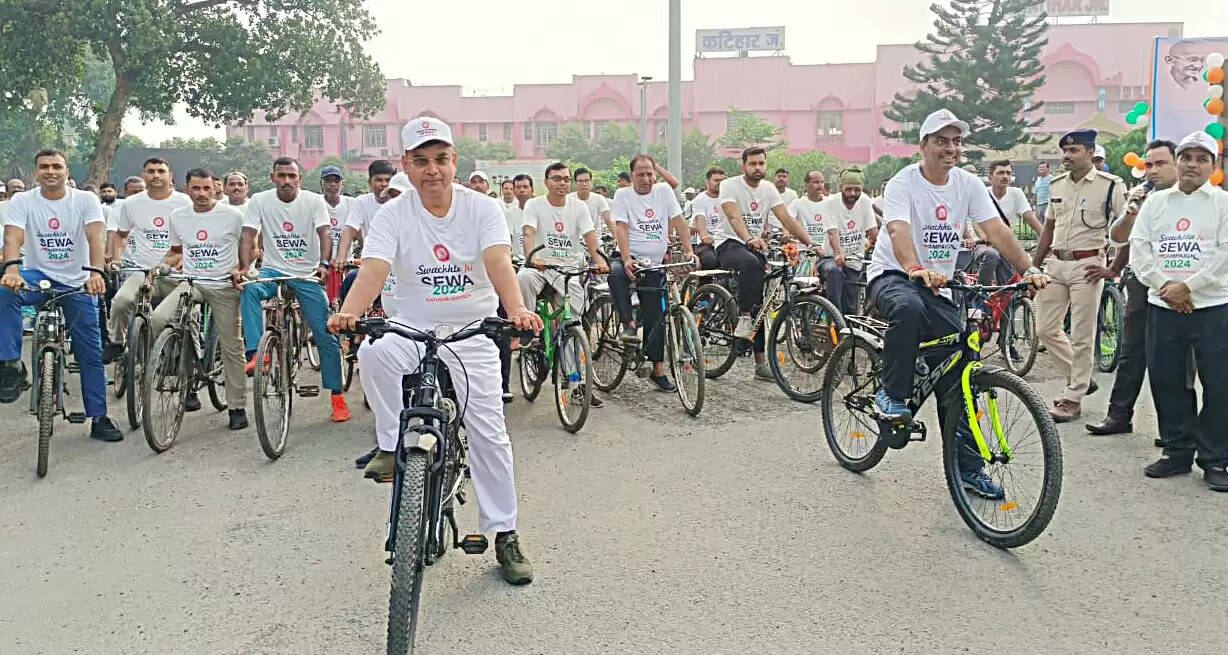 कटिहार रेलमंडल का स्वच्छता संदेश: साइक्लोथॉन में सैकड़ों रेलकर्मियों ने लिया भाग