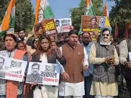 भोपाल में कांग्रेस का अनूठा विरोध प्रदर्शन, युवक को मंत्री का मुखौटा पहनाकर पुलिस को सौंपा