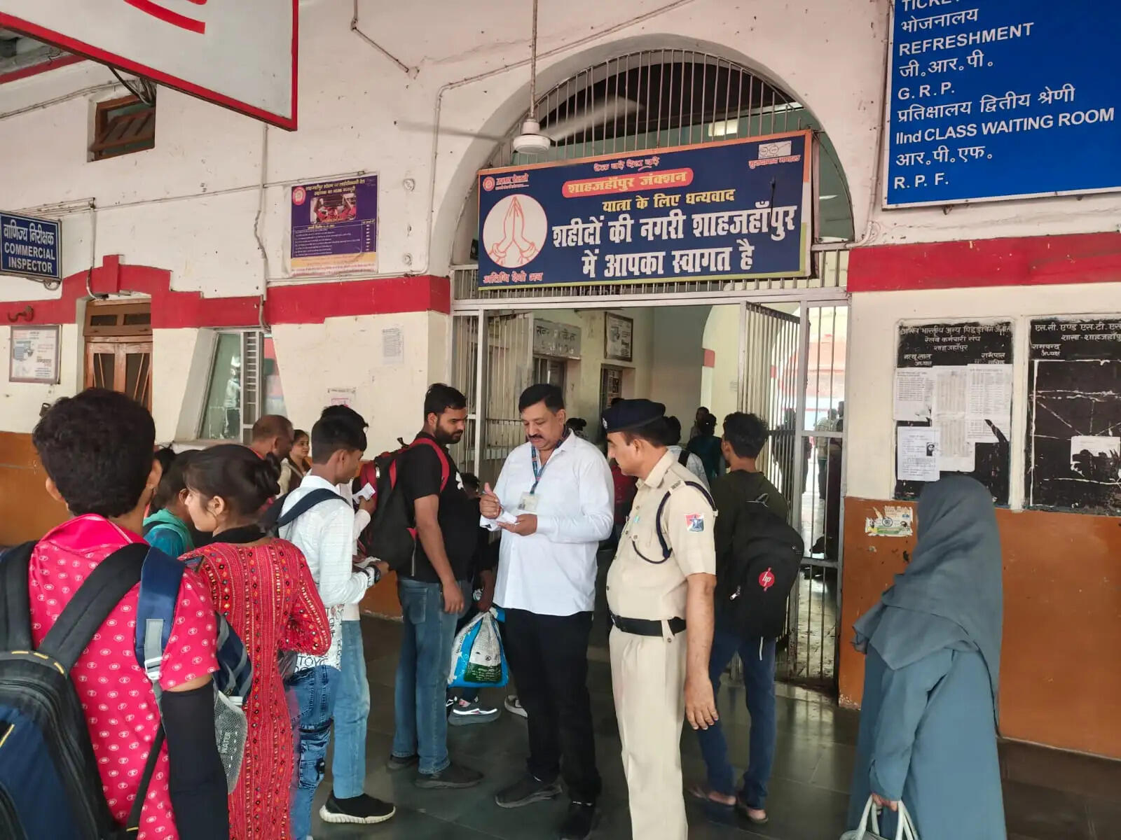 शाहजहांपुर रेलवे स्टेशन पर चेकिंग में 418 यात्रियों से वसूले 1.78 लाख रुपए
