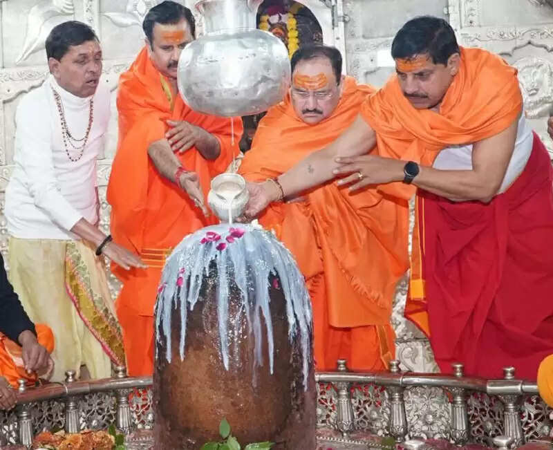 केंद्रीय मंत्री जेपी नड्डा ने किया भगवान महाकाल का अभिषेक, अन्न क्षेत्र से ग्रहण की प्रसादी