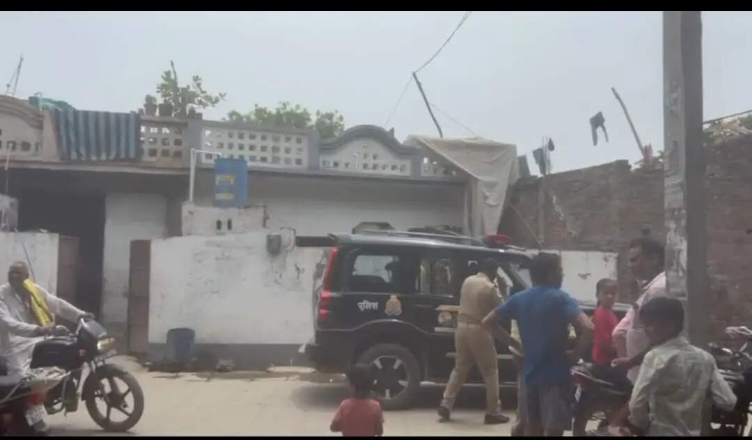 उत्तर प्रदेश के शिकोहाबाद में दिनदहाड़े पुलिस मुठभेड़ में दो बदमाश ढेर, फायरिंग में एसओजी के दो जवान भी घायल