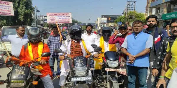 मांस मदिरा मुक्त काशी के लिए अनोखा प्रयास,आंख पर पट्टी बांध जादूगर ने चलाया बाइक