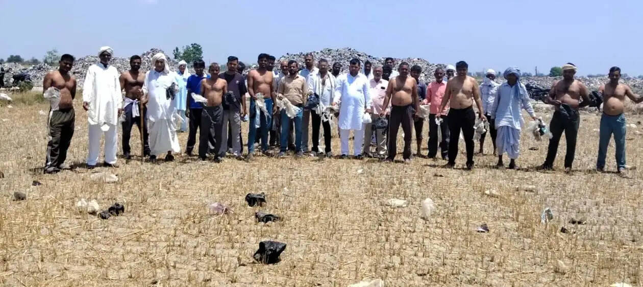 हांसी : डंपिंग स्टेशन में डाले जा रहे कचरे के विरोध में किसानों ने किया अर्धनग्न प्रदर्शन
