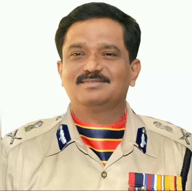 अभिनेत्री कादंबरी जटवानी मामले में निलंबित आईपीएस अधिकारी अंजनेयुलु गिरफ्तार