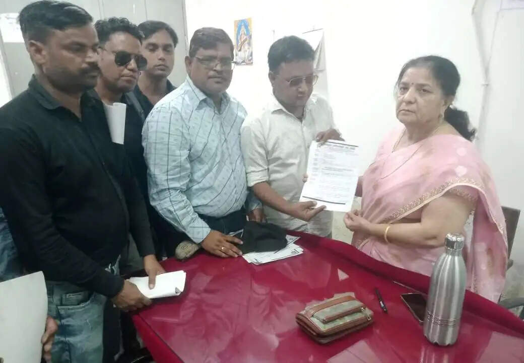 आरटीई दाखिला विवाद: शिक्षा संकुल पर अभिभावकों ने किया विरोध—प्रदर्शन