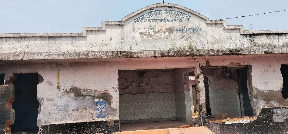 बिना वैकल्पिक व्यवस्था के सार्वजनिक शौचालय डिस्मेंटल शुरू