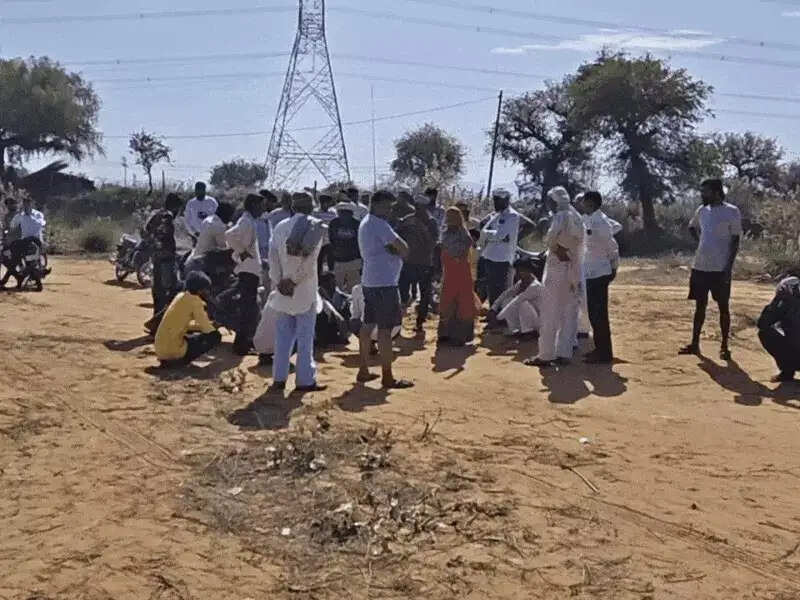 बेकाबू ट्रेलर तंबू में घुसा, दो बच्चों सहित तीन की मौत