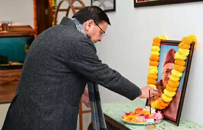 मुख्यमंत्री धामी ने नित्यानंद स्वामी को श्रद्धांजलि अर्पित की