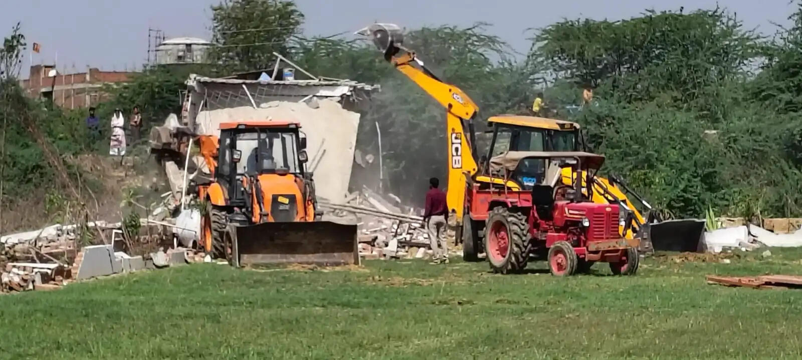 भूमाफिया के हाेटल पर चला बुलडोजर, चारागाह की 10 करोड़ की जमीन कब्जामुक्त : अबिचल प्रताप सिंह