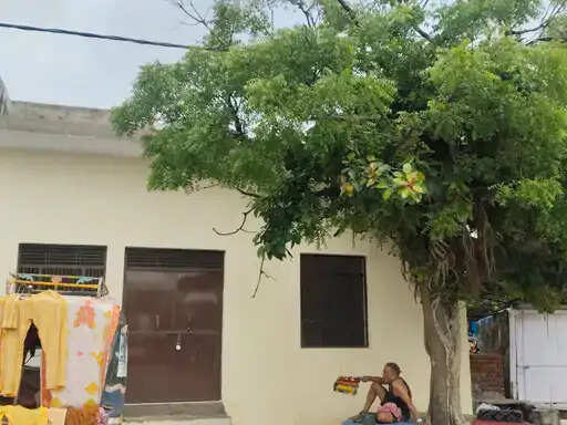 26 लाख के विश्रामालय का सांसद हेमा ने किया था लोकार्पण, यात्री बाहर बैठने को मजबूर