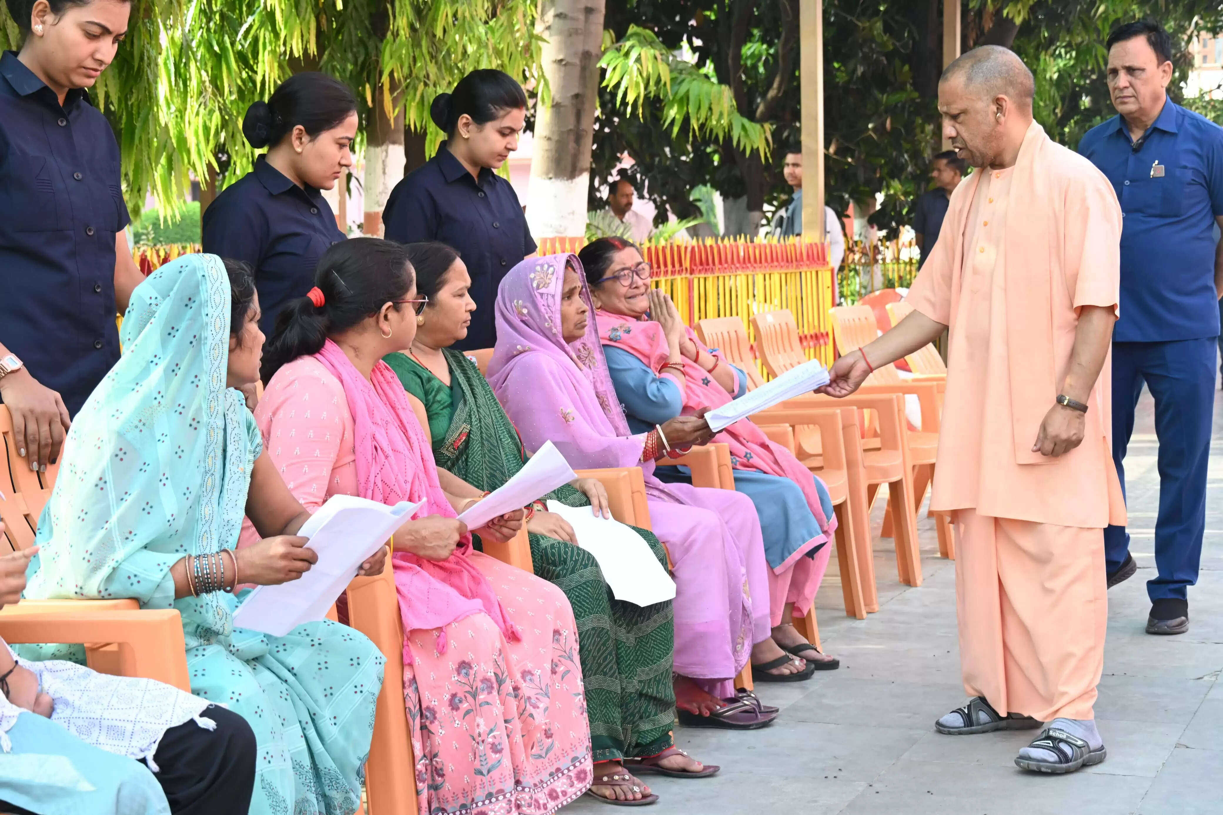 अस्पताल जाने की करें व्यवस्था, भर्ती कराकर कराएं समुचित इलाज : मुख्यमंत्री याेगी