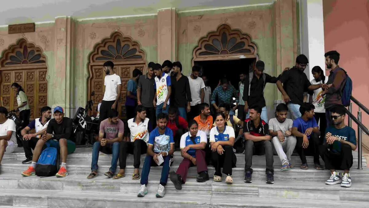 आउट ऑफ टर्न नियुक्ति और प्राइज मनी की मांग पर पैरा खिलाड़ियों ने किया धरना—प्र्दर्शन