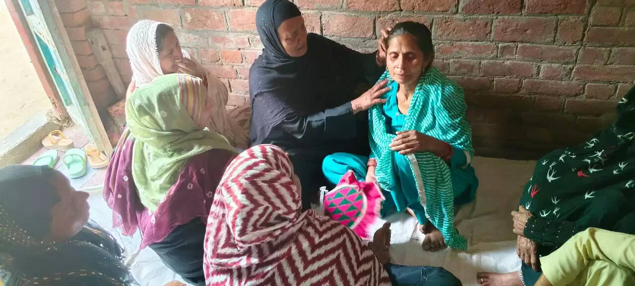 युवक ने जामुन के पेड़ में फंदा लगाकर दी जान