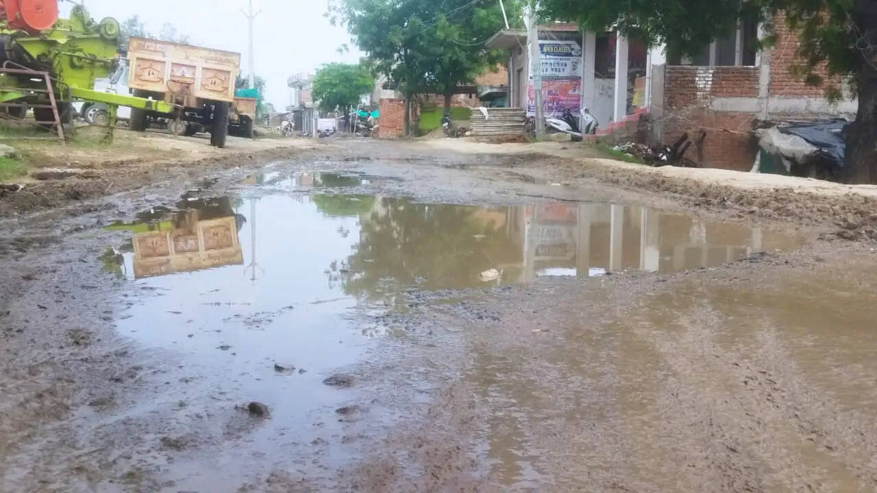 सरसई-भांडेर मुख्य मार्ग पर जलभराव से आवागमन प्रभावित, ग्रामीणों ने नाली निर्माण की उठाई मांग
