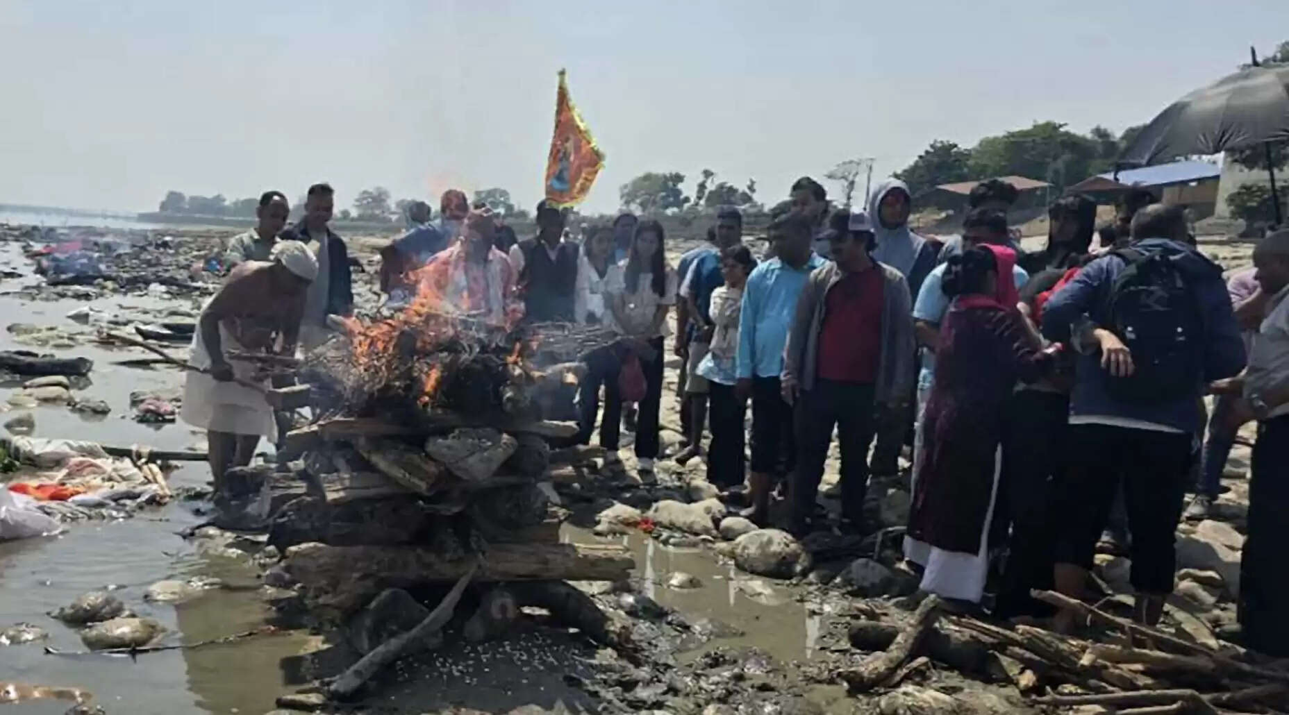 पहलगाम आतंकी हमले में मारे गए नेपाली युवक सुदीप न्यौपाने का त्रिवेणी घाट पर अंतिम संस्कार