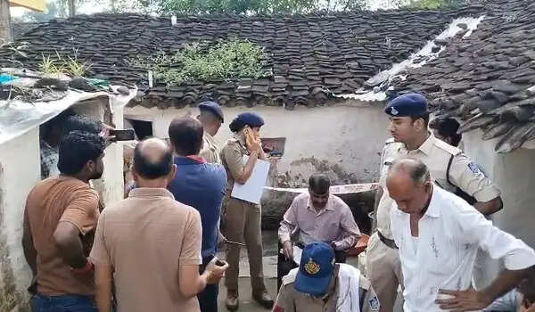 मप्र में पति ने पत्नी और तीन बच्चों काे&nbsp;माैत&nbsp;के&nbsp;घाट&nbsp;उतारा, कुल्हाड़ी के साथ घर के बाहर बैठा मिला आरोपित