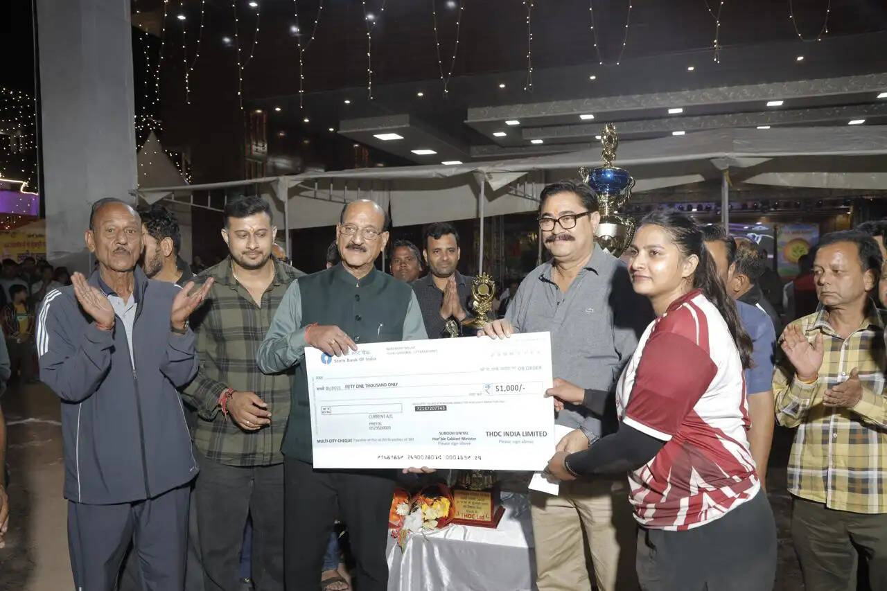 हिमाचली लोक गायक अजय चौहान और अज्जू ने थिरकाए दर्शक