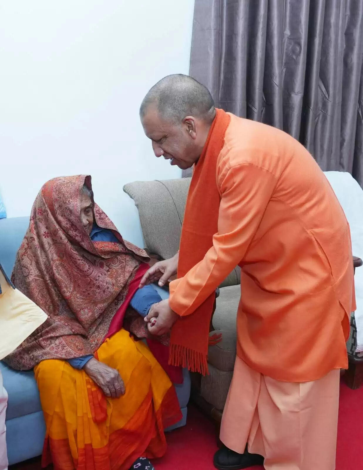 जौनपुर पहुंचे मुख्यमंत्री योगी , राज्यमंत्री गिरीशचंद यादव के पिता के निधन पर जताया दुख, दी श्रद्धांजलि