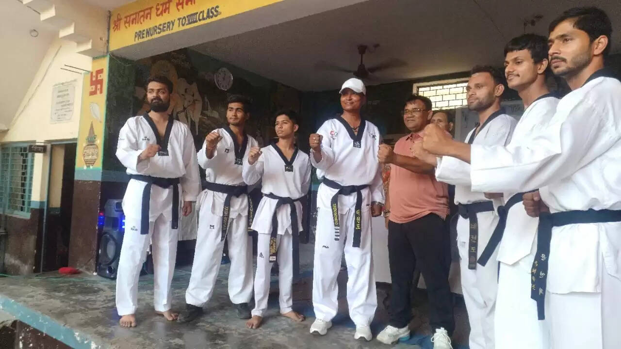 ताइक्वांडो के 51 खिलाड़ियों ने दिया बेल्ट व ब्रेकिंग एग्जाम