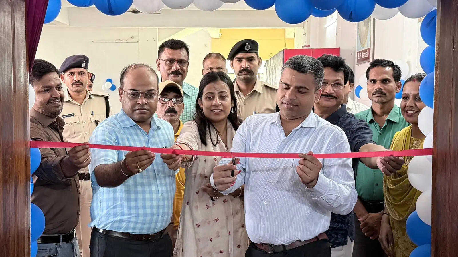 दो दिवसीय जिला स्तरीय बैडमिंटन प्रतियोगिता का शुभारंभ, डीएम ने खिलाड़ियों का बढ़ाया उत्साह