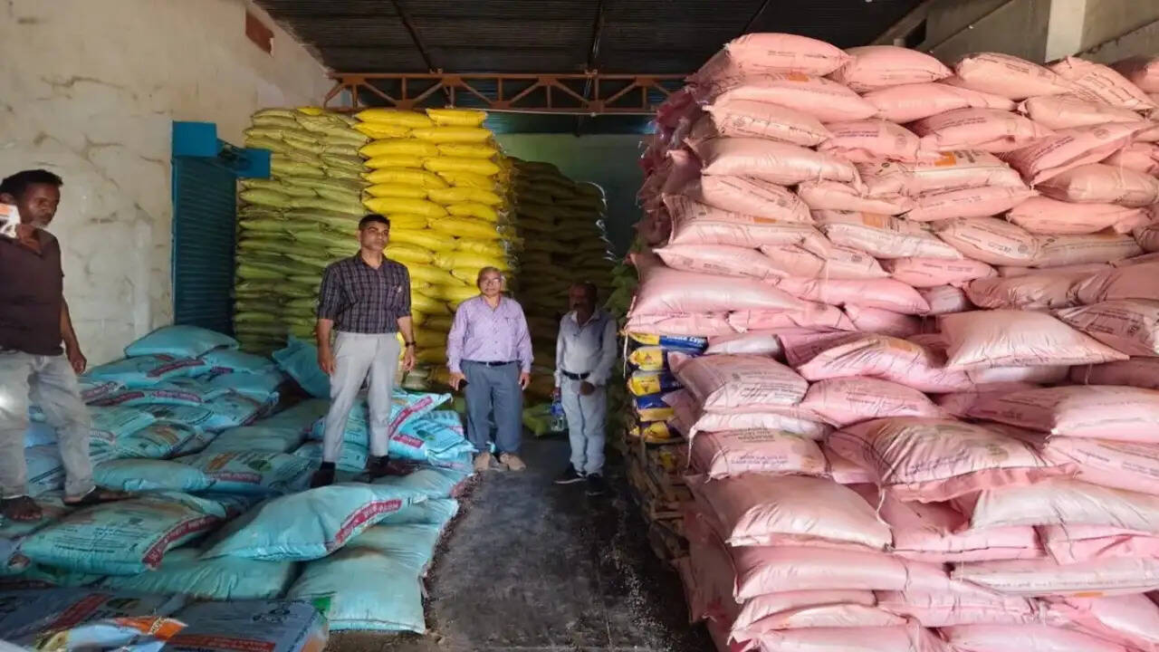 अम्बिकापुर : सीएम हेल्पलाइन पर किसान की एक कॉल और एक्शन, महंगी खाद बेचने वाली दुकान सील