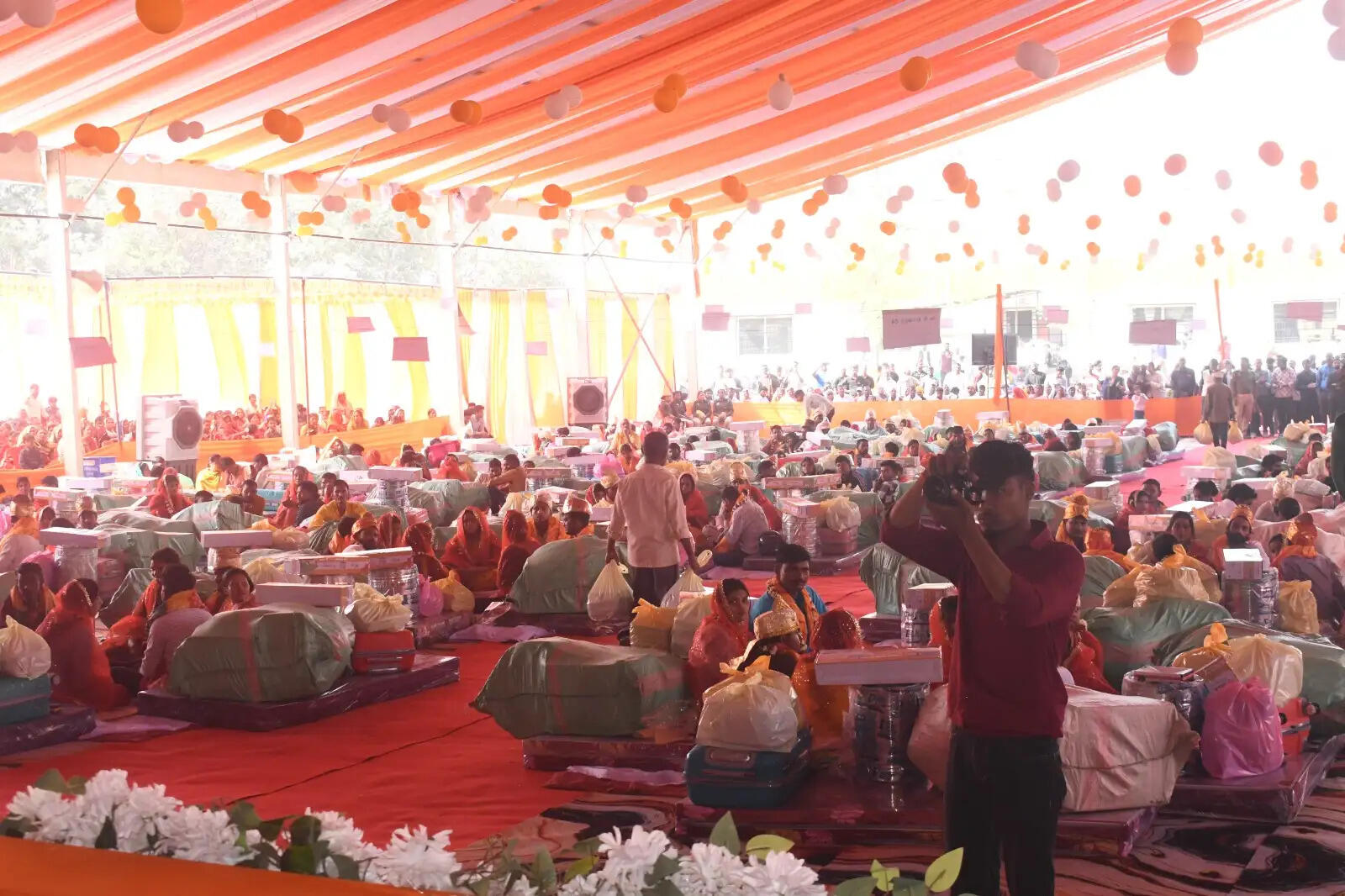 देवरिया में मुख्यमंत्री सामूहिक विवाह योजना के तहत 161 जोड़े बंधन में बंधे