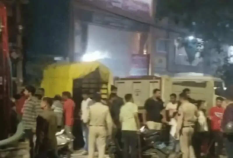 इंदौरः फूटी कोठी चौराहे पर मकान में लगी आग, पांच लोगों को बचाया