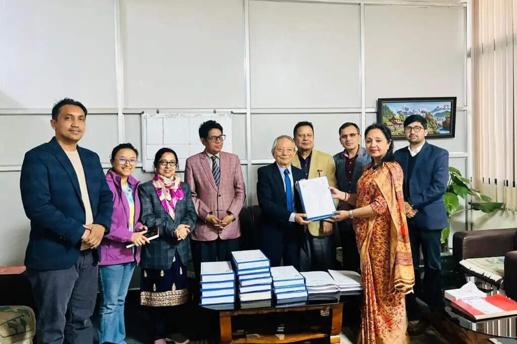 नेपाल में पूर्व प्रधानमंत्री ओली, लेखक और प्रधान सेनापति के खिलाफ कार्रवाई की सिफारिश